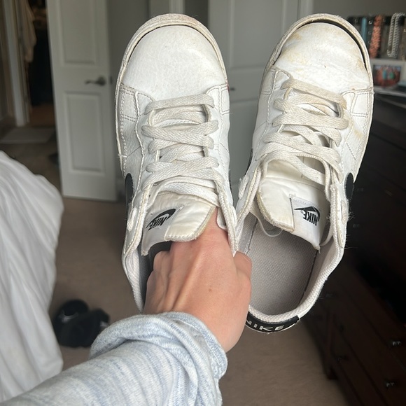 Nikes size 7 - Picture 3 of 3